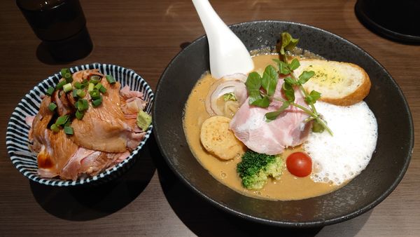 「【限定】オマール海老ラーメン1000円 + チャー丼400円」@寿製麺よしかわ 坂戸店の写真