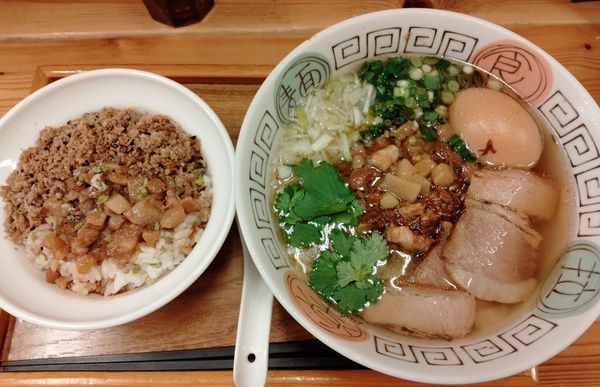 「タンツーメンと魯肉飯セット＋煮卵」@赤丸の写真