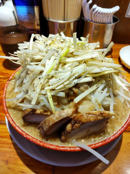 「ネギラーメン ヤサイ、アブラ」@らーめん バリ男 新橋本店の写真