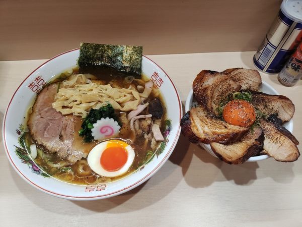 「①生姜醤油ラーメン￥1000②吊るしチャーシュー丼￥400」@手揉み中華そば 中村の写真