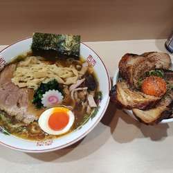 ①生姜醤油ラーメン￥1000②吊るしチャーシュー丼￥400