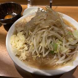 豚麺（豚1枚）玉ねぎ生玉子