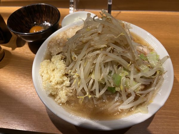 「豚麺（豚1枚）玉ねぎ生玉子」@麺屋 長次郎の写真