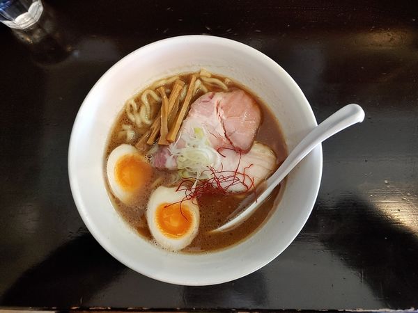 「にぼしらーめん　味玉」@らーめん奏の写真