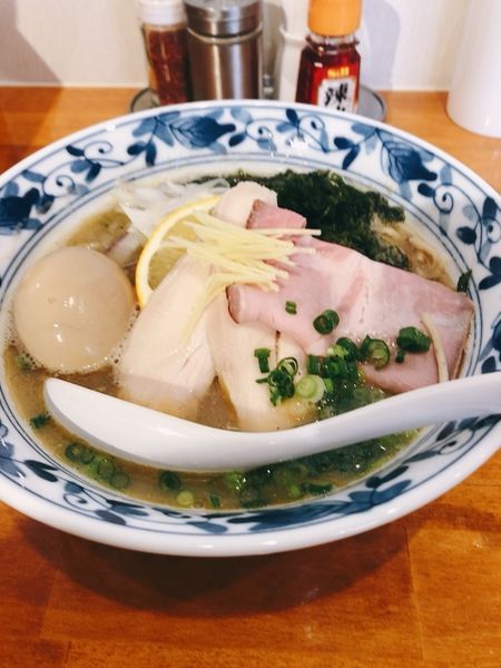「鮮魚と煮干し白湯ラーメン（限定）」@とも笑〜tomoe〜の写真
