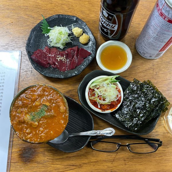 「もつカレー（ルーのみ）・皿焼きレバー・千枚チャンジャetc.」@鶴見川橋もつ肉店の写真