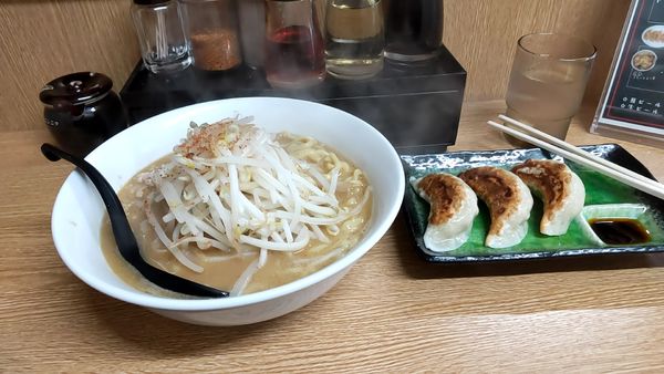 「味噌バターラーメン７５０円　ギョーザ２００円(３個)」@札幌ラーメン アカシヤの写真