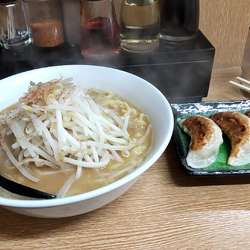 味噌バターラーメン７５０円　ギョーザ２００円(３個)