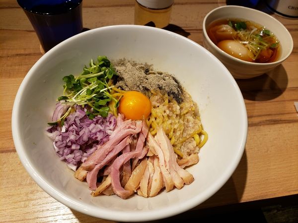 「特製煮干し油そばす わんたんスープ付き」@麺屋 彩音 ~Sign~の写真