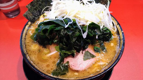 「チャーシューメン(麺硬･味濃)+海苔･下仁田ねぎ･生わかめ」@厚木家の写真