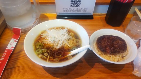 「歌丸(かけそば＋ハンバーグ丼)」@らーめん芝浜の写真