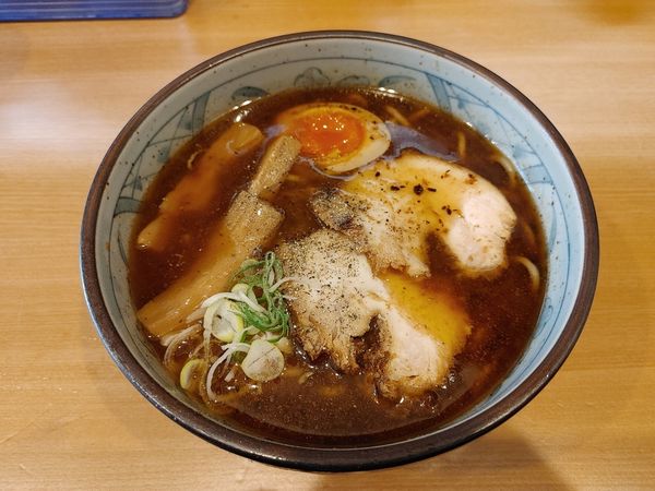 「醤油ラーメン700円　半チャーハン100円」@焦がしネギらーめん 葱次郎 大宮東口店の写真