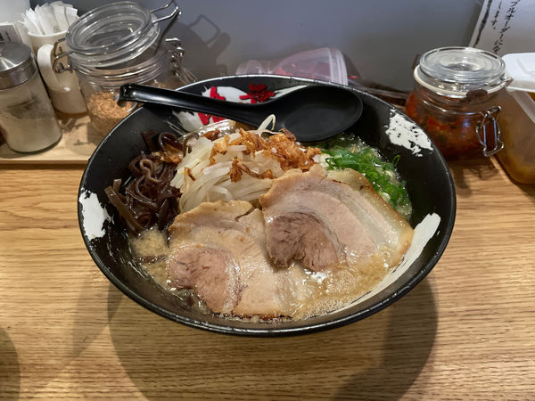 「醤油とんこつらーめん」@本格らーめん 唯一無二の写真