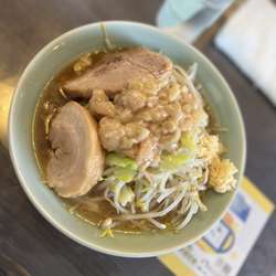 ラーメン小豚2枚(麺少な目ニンニク少しアブラ増し)750円