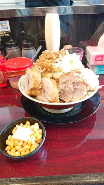 「令4・1・25ラーメン+豚+オマケのコーンバター計980円」@ぶっ豚 淵野辺店の写真