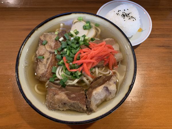 「ミックスそば中730+塩おにぎり70=800円」@根夢 伊佐店の写真