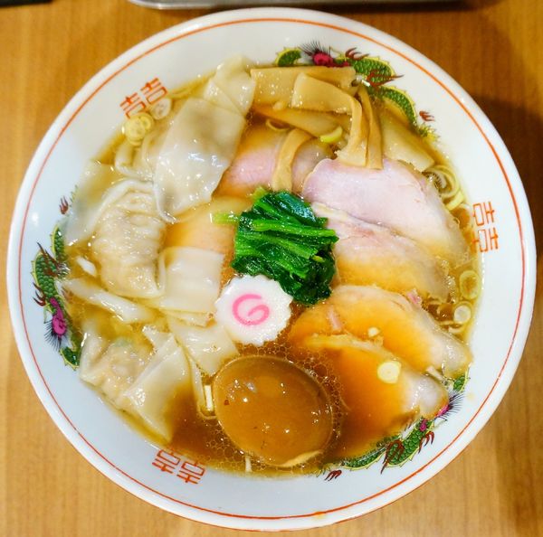 「醤油味玉ラーメン＋ワンタン」@MENクライの写真