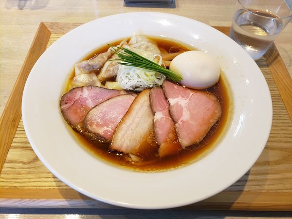 「特製 中華蕎麦〈醤油〉手もみ麺+ワンタン4個」@宍道湖しじみ中華蕎麦 琥珀 東京本店の写真