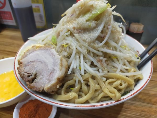 「ラーメン・大600・生卵（脂・にんにく・ちょい辛別）」@デカ盛り戦隊 豚レンジャーの写真