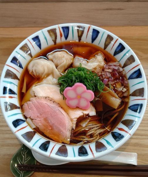 「淡麗わんたんえびそば 醤油 1100円＋わんたん 200円」@えびそば 緋彩の写真