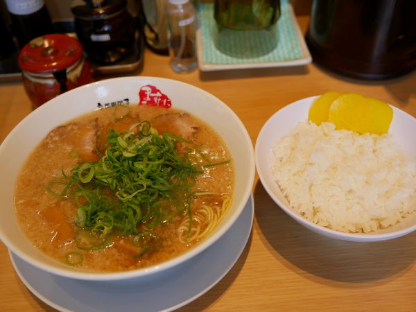 「ラーメン 並 麺30秒硬め＋脂多め＋セルフ辛いの多め＋セルフ」@京都銀閣寺 ますたにラーメン 室町店の写真