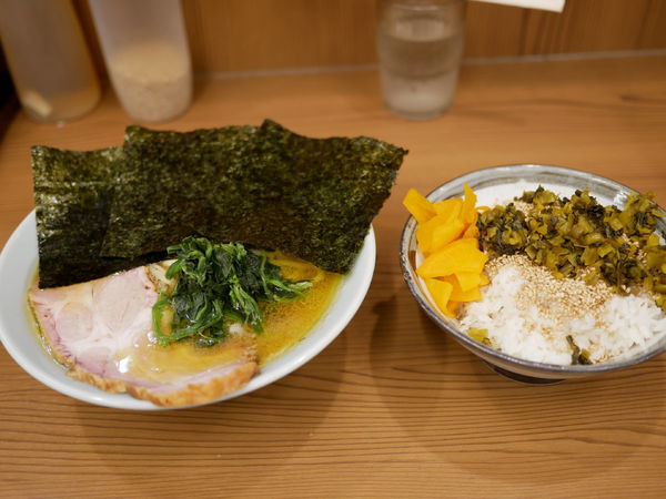 「ラーメン 並 麺硬め＋味濃いめ＋油多め＋ライス」@家系らーめん 武将家 外伝の写真