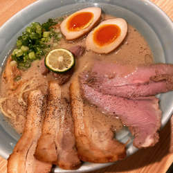 ラム豚骨らーめん　全部のせ