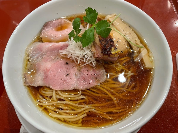 「比内地鶏とホロホロ鳥の味玉蔵出し醤油そば(1,050円)」@麦と麺助 新梅田中津店の写真
