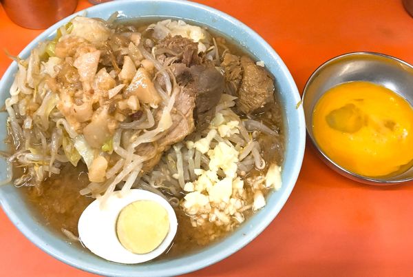 「ラーメン麺少なめちょい野菜ニンニク少し+有料アブラ」@ラーメン富士丸 神谷本店の写真