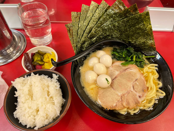 「ラーメン + 海苔 + うずら + 半ライス」@横浜家系ラーメン 昭島大和家の写真