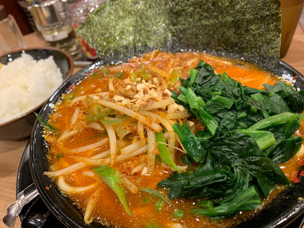 「赤鬼ラーメン　のりほうれん草TP」@横浜家系ラーメン 有楽家 共和店の写真