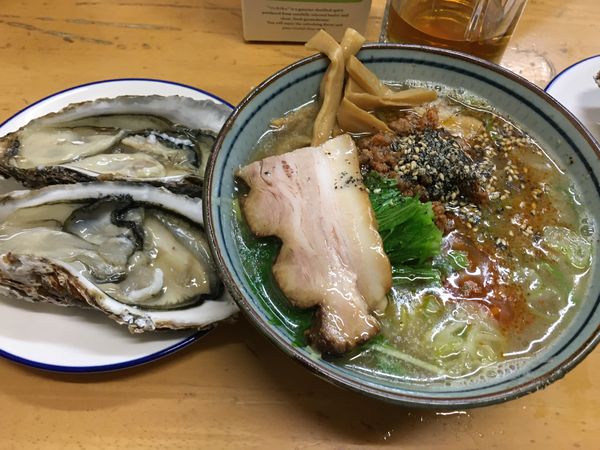 「背ガラ清湯辛肉味噌 with活大牡蠣をシャブって」@MENYA 食い味の道有楽の写真