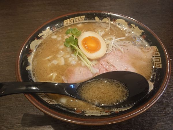 「魚豚骨ラーメン（９００円）」@魚と豚と黒三兵 御徒町店の写真