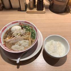 黒中華+ワンタン+煮卵+ご飯