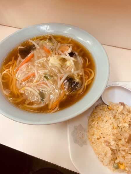 「もやしそば 600円 半チャーハン 300円」@中華餃子 三陽 新橋店の写真