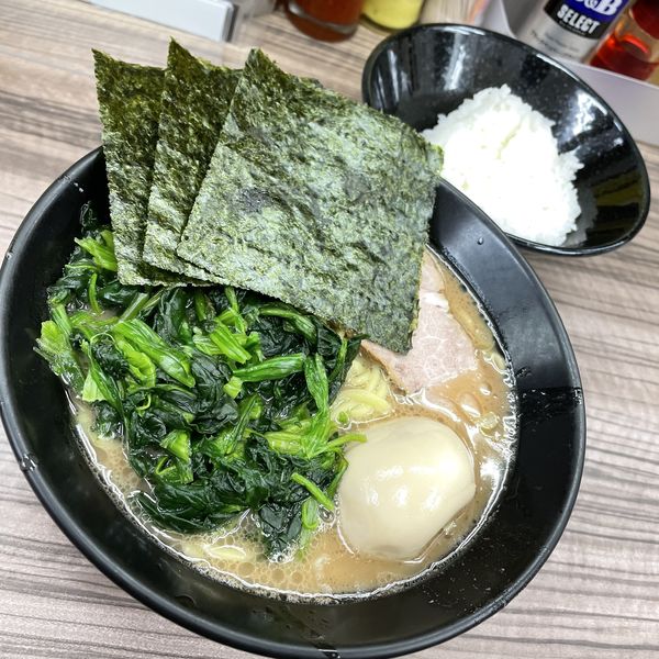 「ホーレン草ラーメン＋ライス中 (無料) ￥750」@家系らーめん 武蔵家 川越店の写真