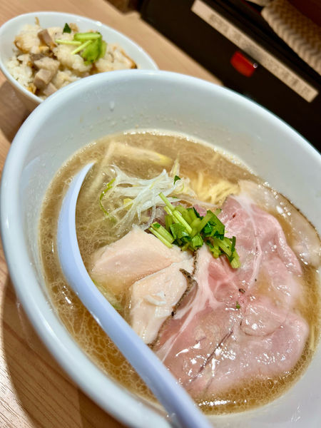 「中華そば 醤油(850円)＋あさりの炊き込みご飯 小(150円)」@貝出汁中華そば くらむの写真