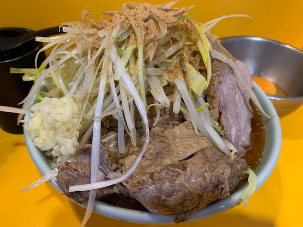 「小豚Rシューズニンニクアブラマシマシヤサイ生姜葱和風BB生卵」@ラーメン二郎 八王子野猿街道店2の写真