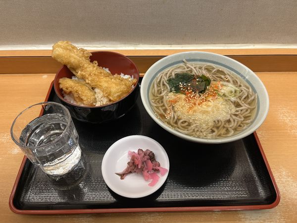 「イカ天丼セット たぬきわかめそば(関西出汁)590円」@かのや 新宿西口店の写真