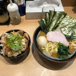 ラーメン中盛、のり、半熟玉子、賄い飯