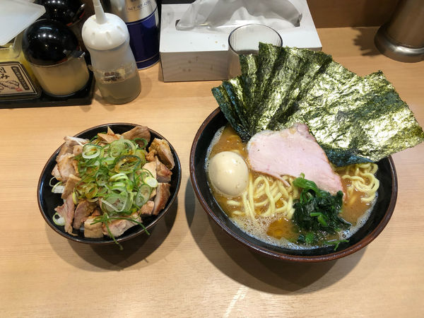 「ラーメン中盛、のり、半熟玉子、賄い飯」@輝道家直系 皇綱家の写真