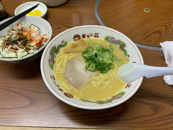 「屋台の味ラーメン+マヨ玉キムチ定食950円」@天下一品 一宮店の写真