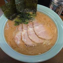 らーめん中850円、チャーシュー200円、ビール350円