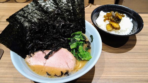 「ラーメン(味濃いめ･麺硬め)+海苔･岩海苔･ライス」@横浜らーめん渡来武 総本店の写真