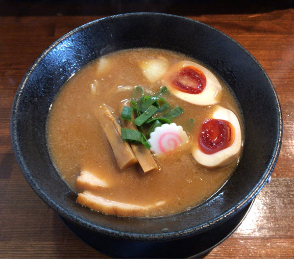 「濃い節醤油らーめん 米白湯+味玉（1000円）」@麺処 ほんだの写真