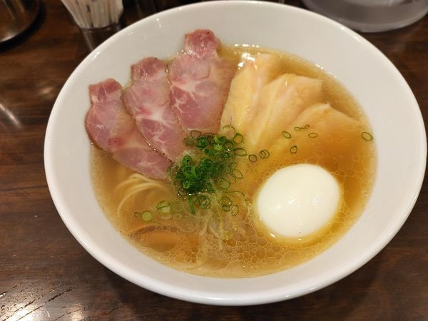 「しおらーめん全部のせ」@町田汁場 しおらーめん進化 町田駅前店の写真