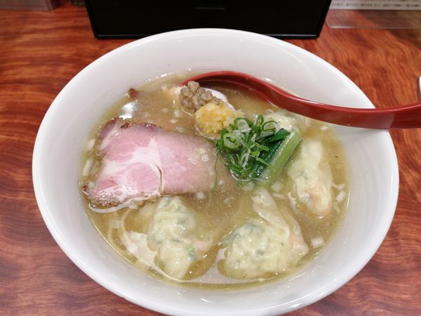 「ワンタン塩そば　　1100円」@三馬路 東京店の写真