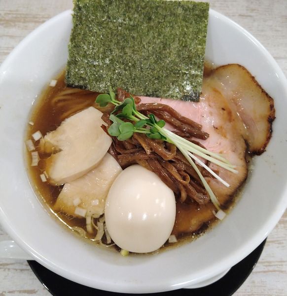 「醤油らーめん（特製）（大盛り）」@らーめん 羊と狼の写真