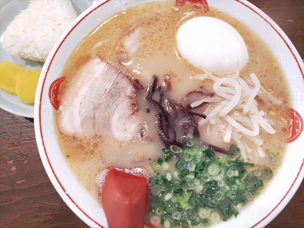 「ラーメン＋ゆで玉子＋おにぎり（1個）」@ラーメン 唐そば 渋谷2丁目店の写真