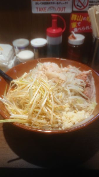 「麺マシ大味噌山 ネギ 野菜 ニンニク 油 あれ」@豚山 大森店の写真